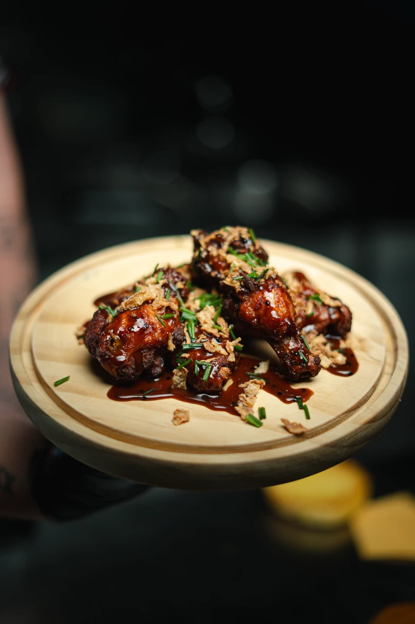 Aletes BBQ Crispy amb salsa barbacoa, bacon cruixent i ceba crunchy