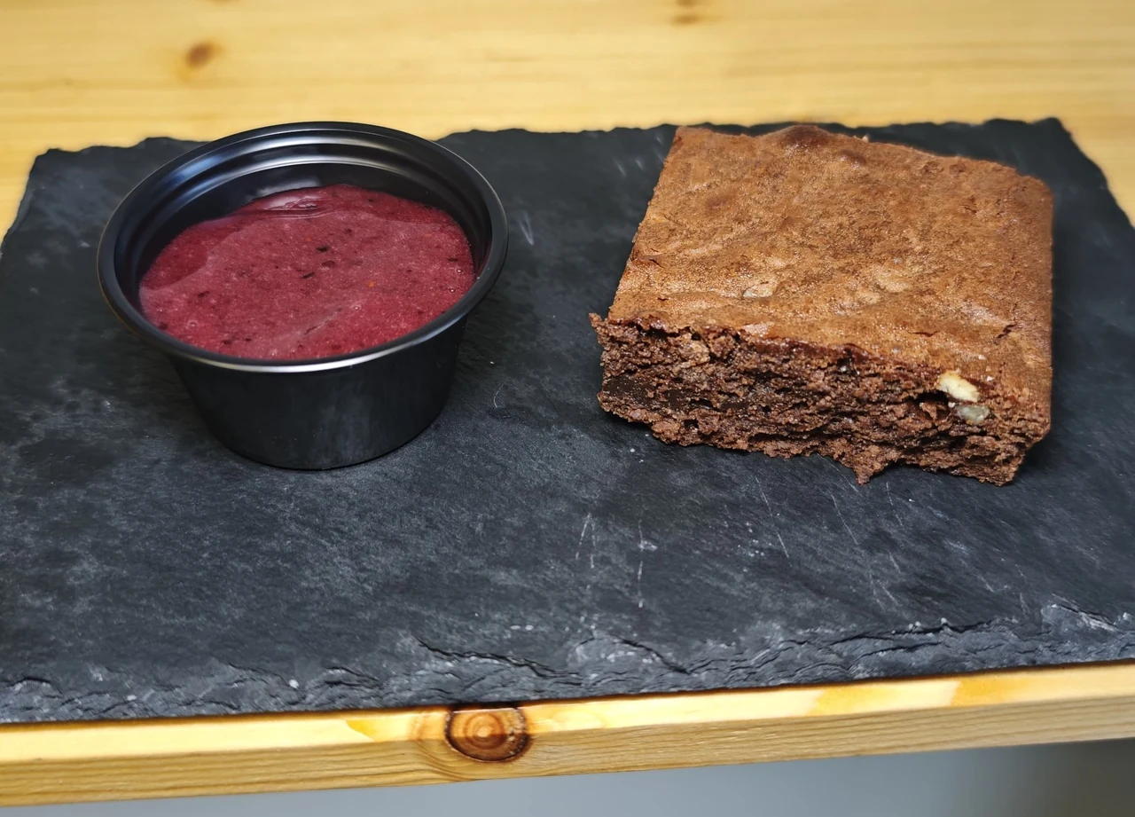 Brownie casolà de xocolata amb melmelada de fruits vermells