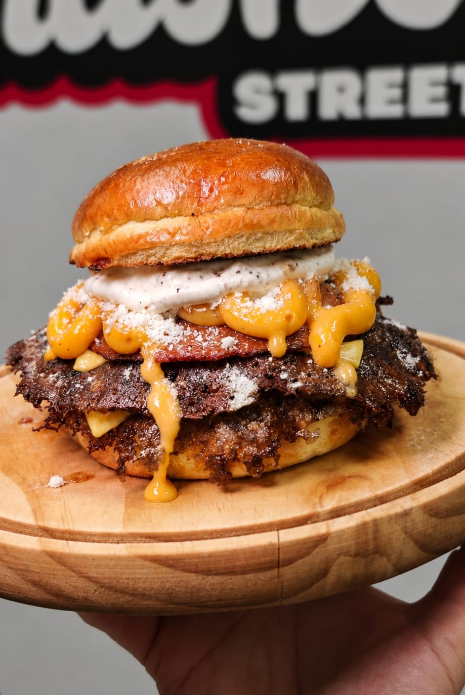 Smash Burger Carbonara amb guanciale cruixent i salsa de rovell d'ou