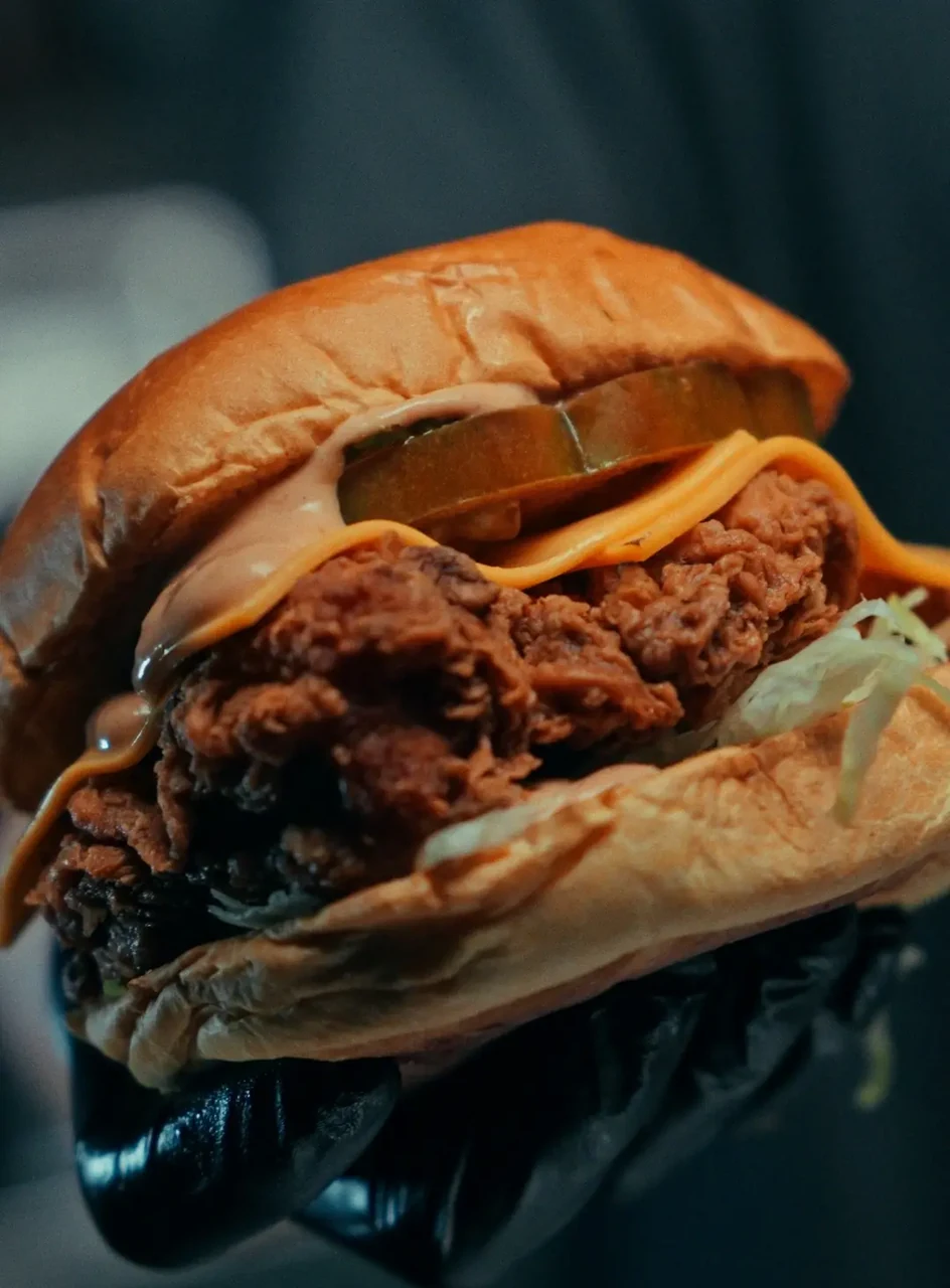 Burger Chicken Clàssic de pollastre cruixent estil KFC amb cogombre encurtit