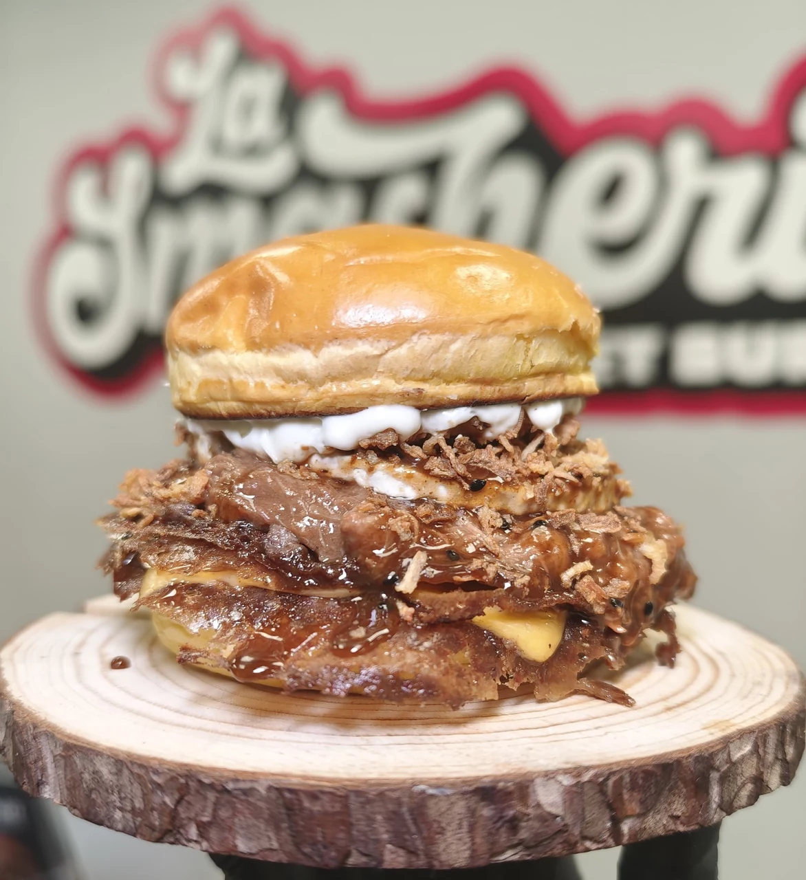 Smash Burger GOAT amb formatge de cabra, pulled pork i doble cheddar a La Smasheria
