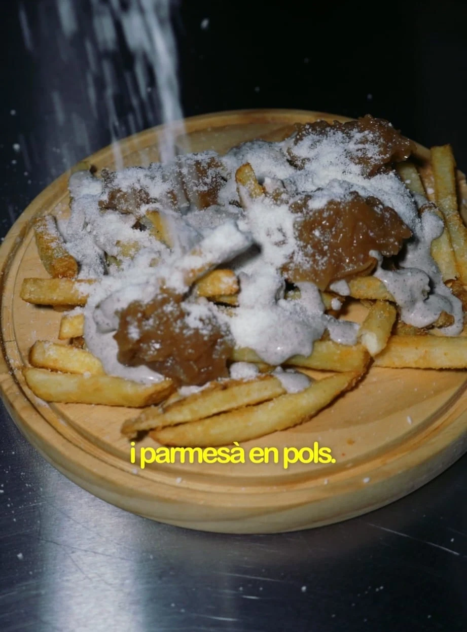 Patates trufades casolanes amb maionesa de trufa i formatge parmesà