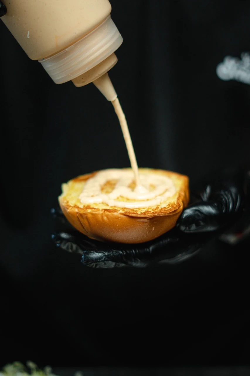 Elaboració de crosta Maillard cruixent a la planxa candent de La Smasheria