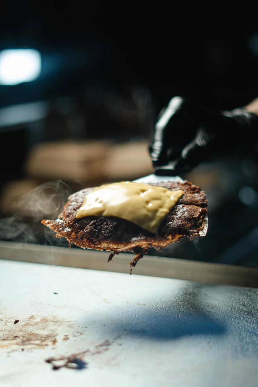 Preparació de comandes per emportar i a domicili de smash burgers