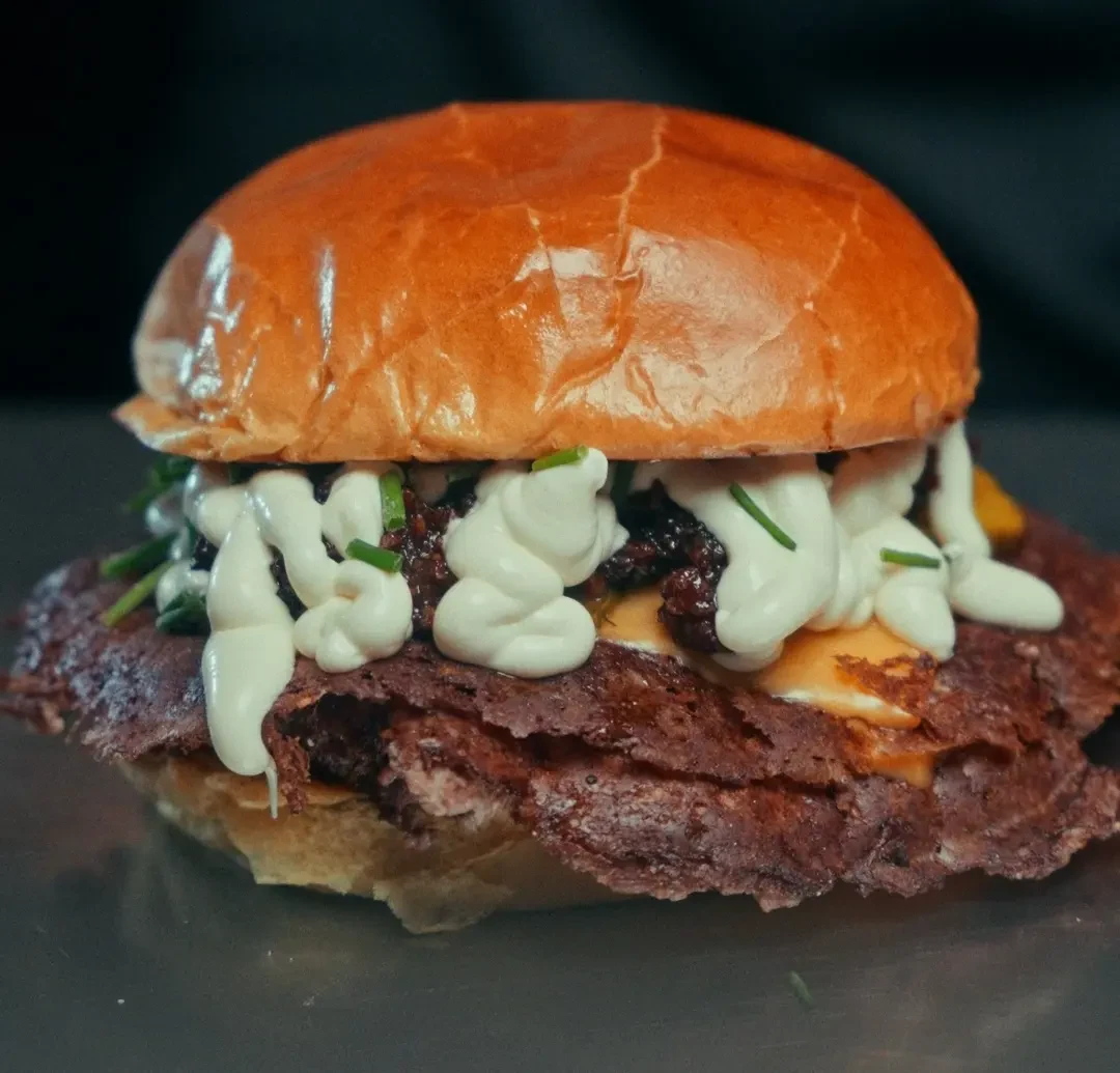 Smash Burger Chef amb melmelada de bacon, ceba cruixent i crema d'all rostit