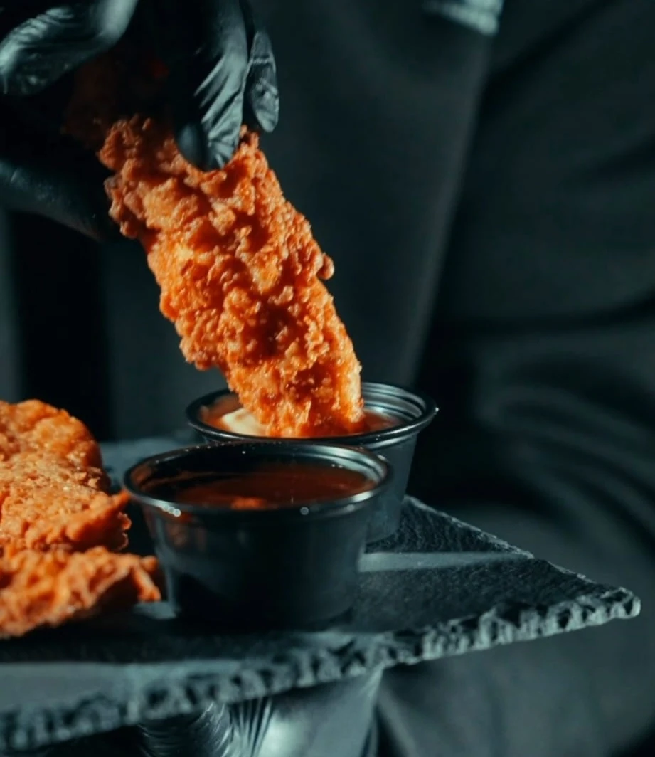 Fingers de Pollastre estil KFC cruixents amb salsa sweet chili i barbacoa